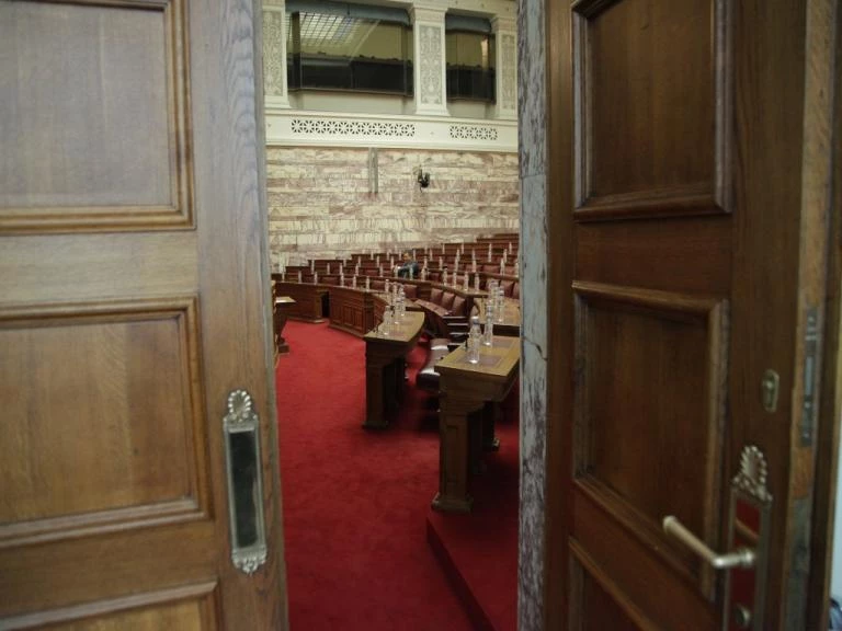 Αιφνιδιαστική κίνηση 16 βουλευτών του ΣΥΡΙΖΑ: Κατέθεσαν τροπολογία για αυτοδιοικητικές εκλογές μαζί με τις ευρωεκλογές